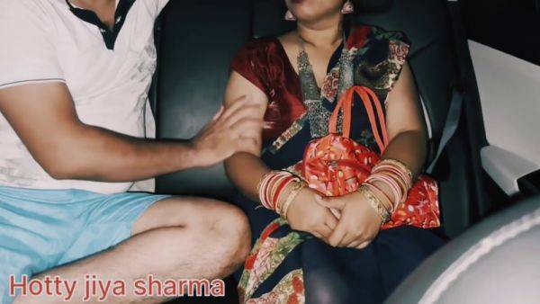 Desi Bhabhi Fucked Publicly In The Car With Indian Roleplay - desi-porntube.com - India on nochargetube.com