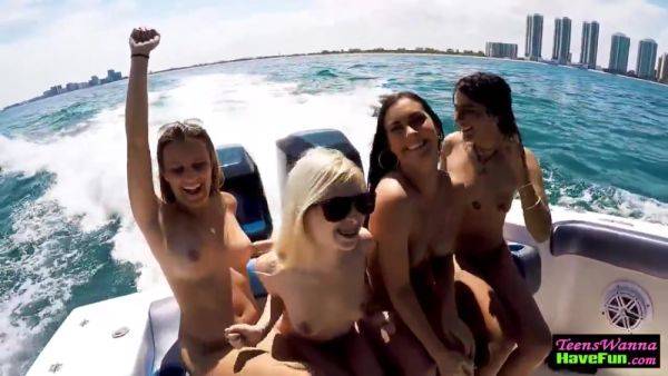 Teens Facialized On Yacht - hclips.com on nochargetube.com