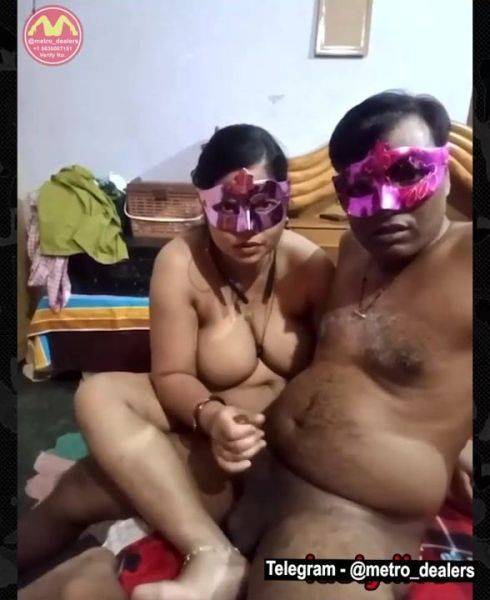 Desi Horny Couple Strip Chat Private Milk On Glass And Face Showing - Sleep - xtits.com - India on nochargetube.com