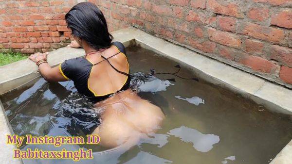 Desi Village Bhabhi Outdoor Bathing On Public Place Indian Hindi - desi-porntube.com - India on nochargetube.com