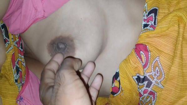 Indian Famous Bhabi Village Wife - desi-porntube.com - India on nochargetube.com