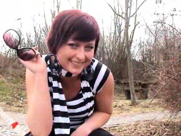 Solo eurobabe masturbating outdoors - drtuber.com on nochargetube.com