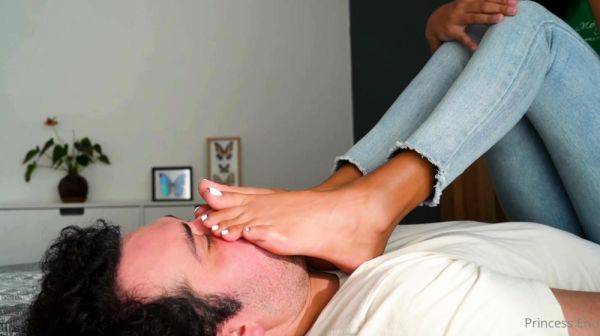 Amateur Foot Fetish Girlfriend Sucks and gives a Footjob - drtuber.com on nochargetube.com