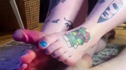 Bunny's first footjob - Bunny Lou Myers - drtuber.com on nochargetube.com