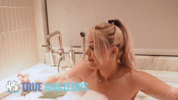 Chelsea Vegas' POV bath & man-on-doggy-style action with her busty tits and manly body - sexu.com on nochargetube.com