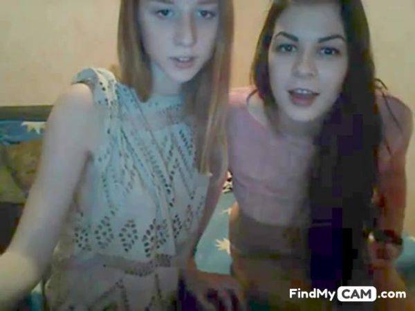 Two Girls kissing on Webcam - xhand.com on nochargetube.com