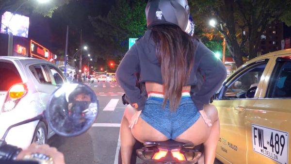 Colombian latina shows off her big ass in public during a motorcycle tour - txxx.com - Colombia on nochargetube.com