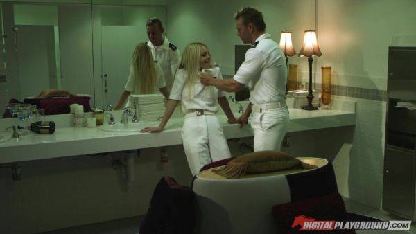 Blonde-haired slut Jesse Jane gets fucked by horny pilot - xtits.com on nochargetube.com