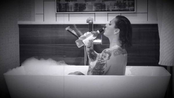 Danielle colby cushman nude bath xxx videos - drtuber.com on nochargetube.com