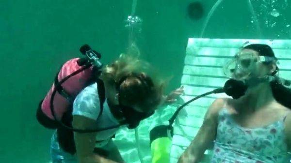 Scuba woman tied in chair underwater - drtuber.com on nochargetube.com