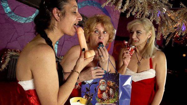 Mature christmas groupsex party - txxx.com on nochargetube.com