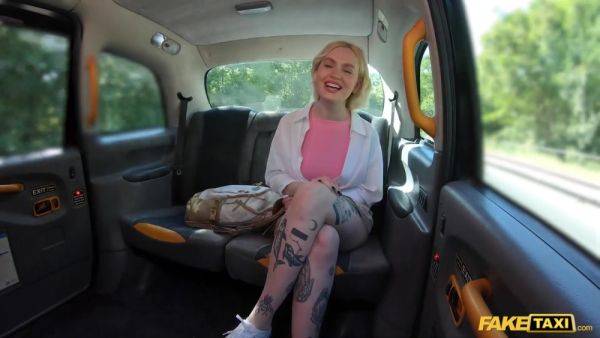 Blonde Gets A Hard Fast Fuck Inside And Outside Of The Taxi - videomanysex.com on nochargetube.com