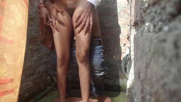 Indian Desi Erotic Bhabhi Fucks In The Openly Bathroom Outdoors With Hot Milf - desi-porntube.com - India on nochargetube.com