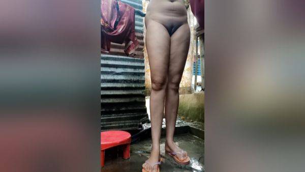 Dress Wearing After Bath. Bangladeshi Sadia Bhabi Wearing Dress - desi-porntube.com - India on nochargetube.com