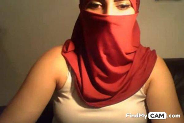 Hijab Wearing Girl Flashes Tits Ass And Pussy - hclips.com on nochargetube.com