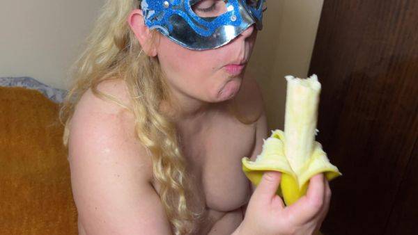 Ellie Does A Great Striptease With A Banana - hclips.com on nochargetube.com