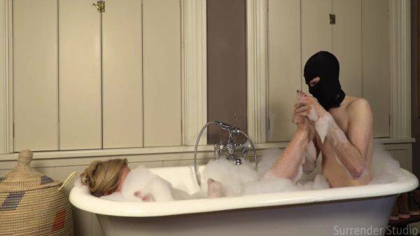 Bath Time Pampering For Lady Dalia With A Golden Ending For 13 Min - hclips.com on nochargetube.com