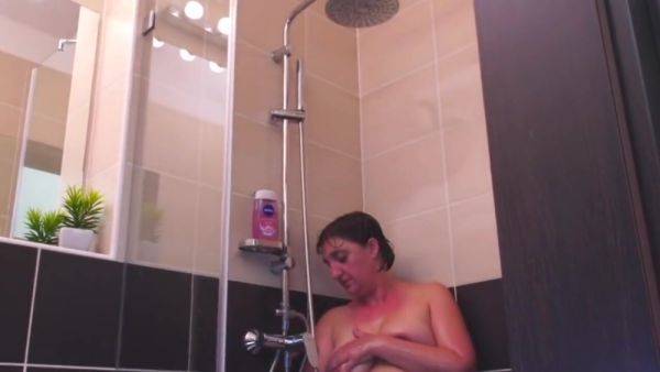 Watching curvy mom in shower - txxx.com on nochargetube.com