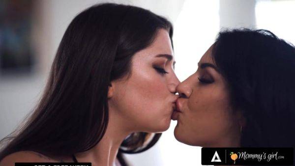 HOT LESBIAN GIRLS KISSING COMP! - Pristine edge - xtits.com on nochargetube.com