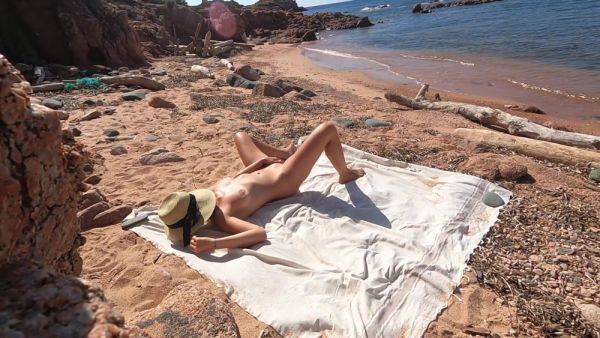 Surprise Par Un Inconnu A Plage Jaccepte Quil Me Baise Un Voyeur Nous Regarde Discretement - hclips.com on nochargetube.com