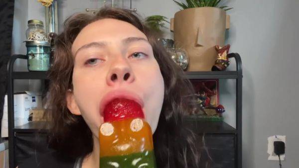 Suckasaurus Asmr Giant Gummy Worm Sucking ! - hclips.com on nochargetube.com