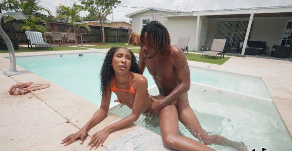 Aroused ebony goes very loud during outdoor pool porno with her new BF - alphaporno.com on nochargetube.com