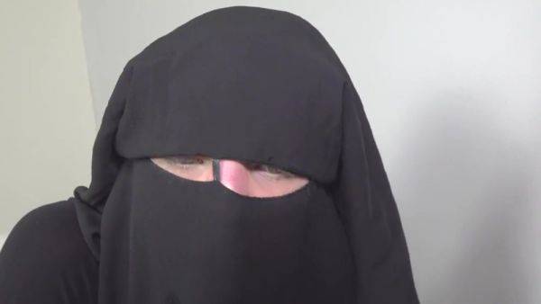 Muslim babe gets given a special gift - upornia.com - Czech Republic on nochargetube.com