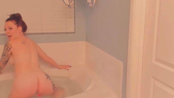 Stunning Ginger Slams Her Buttocks In The Bath - hotmovs.com on nochargetube.com