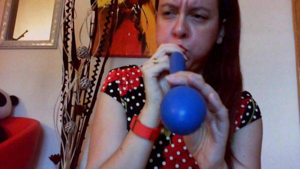 Nicoletta gioca con questi grandi palloncini fino a venire in un fantastico orgasmo - European - xhand.com on nochargetube.com