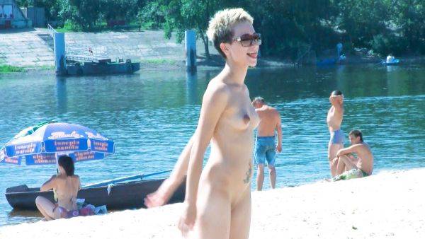 Nude beach girl chats with her friends lays naked and enjoys the sun - hclips.com on nochargetube.com