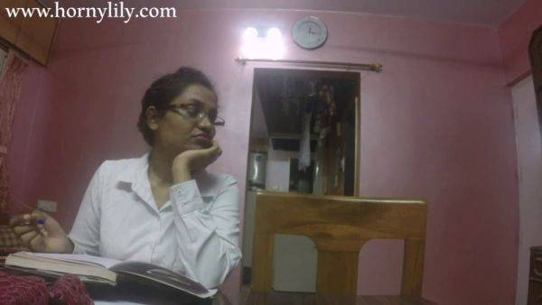 Horny Indian secretary with big boobs gets horny in the office - sexu.com - India on nochargetube.com