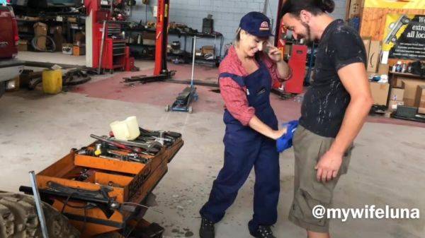 Mature mechanic lady prefers hot anal sex instead of paying for work. - anysex.com on nochargetube.com