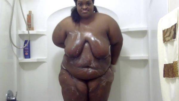 Fat Black Girl In The Shower - videohdzog.com on nochargetube.com