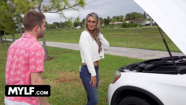 Free Premium Video Gets Stranded By The Side Of The Road Because Her Car Broke Down & She Has No Idea What To Do - videomanysex.com on nochargetube.com