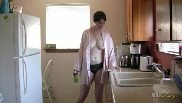 Mature Inara Byrne Nude: Sensual Kitchen Cleaning Reveals All - xxxfiles.com on nochargetube.com