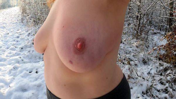 Topless Titslapping While Hiking Trough The Snow - videomanysex.com on nochargetube.com