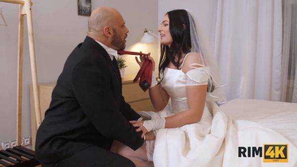 Watch leanne lace's stunning bride get her ass licked before the wedding - sexu.com - Czech Republic on nochargetube.com