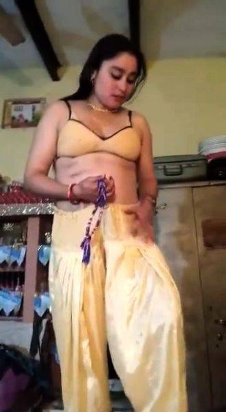 Desi Aunty strip infront of husband - drtuber.com - India on nochargetube.com