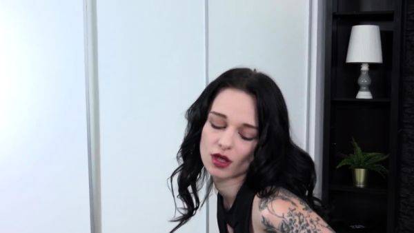 Tattooed Debra Dee Spreads Her Pussy Lips To Toy Herself - drtuber.com - Czech Republic on nochargetube.com