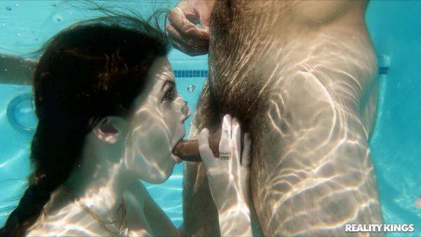 Reality Wet Threesome Hardcore in Pool: Social Sluts Blow Delivery Guy Underwater - BBC James Angel - xhand.com on nochargetube.com