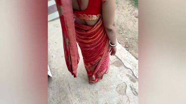 Devar Bhabhi - Village Wife Showing Outdoor - desi-porntube.com - India on nochargetube.com