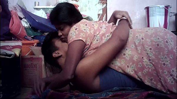 Indian House Wife Kissing On Housband - videomanysex.com - India on nochargetube.com