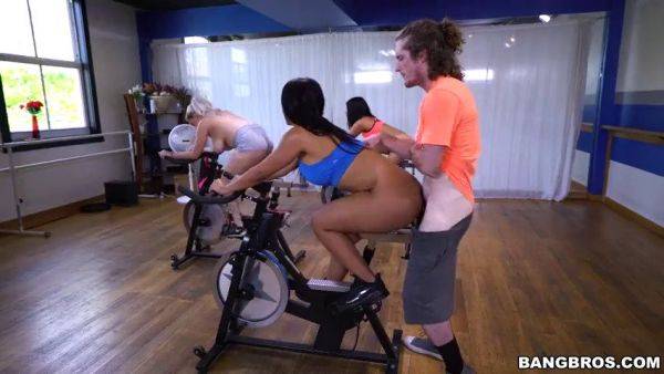 Rose Monroe gets steamy in the gym with a hard cock - sexu.com on nochargetube.com