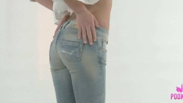 Skinny Beauty Indi Spreads Cheeks in Tight Jeans - anysex.com on nochargetube.com