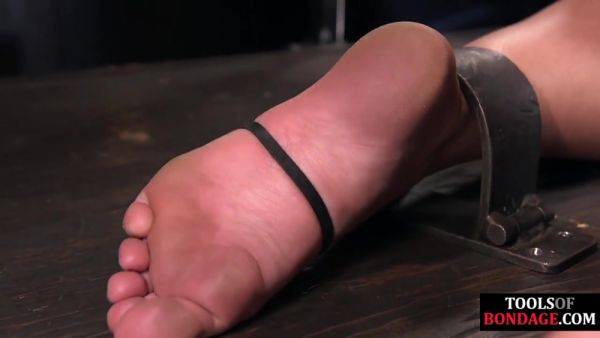 Feet whipped babe suffers multiple orgasms by master Hitachi - hotmovs.com on nochargetube.com