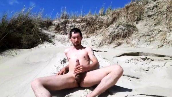 Exhibtionist jerking at the beach again - drtuber.com on nochargetube.com