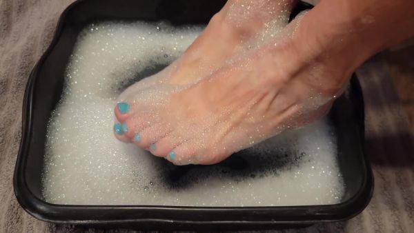 Soapy Foot Bubble Bath - Soaking My Sweaty Feet After A Long Day - hclips.com on nochargetube.com