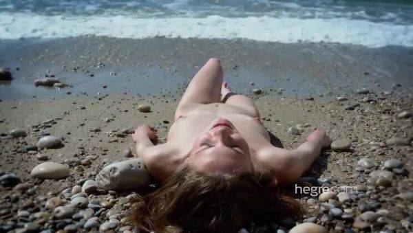 Cindy at the Nude Beach Alone - veryfreeporn.com on nochargetube.com