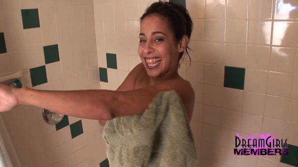 Hot Fit Latina Strips Nude And Showers - hclips.com on nochargetube.com