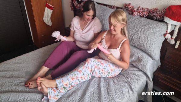 Best Friends Exchange Sexy Gifts Before Using Them To Have Lesbian Sex - hclips.com on nochargetube.com